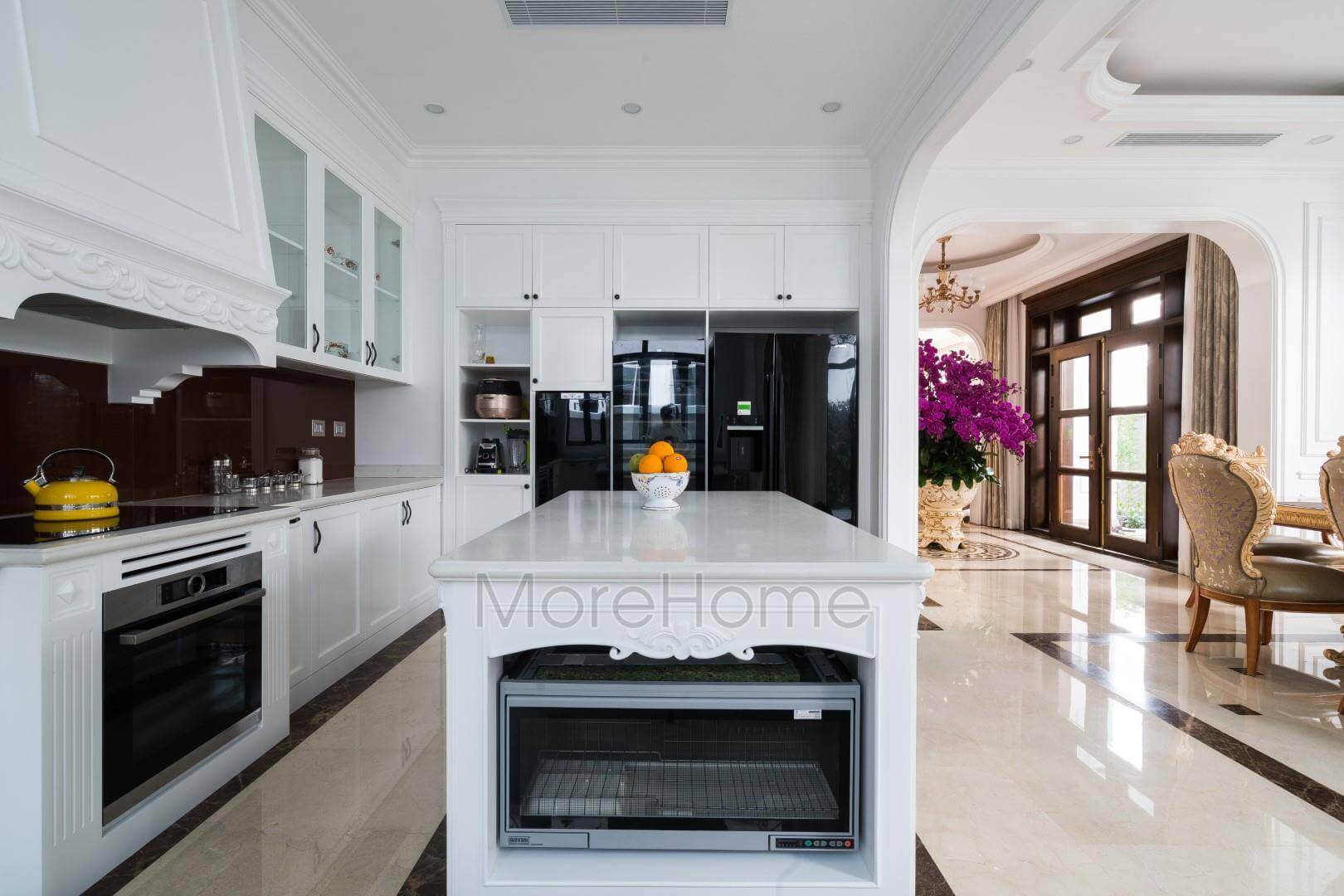 Bàn bếp đảo tạo thêm nhiều không gian chứa nội thất bếp cũng như thuận tiện hơn cho gia chủ tổ chức tiệc tại gia Tủ bếp màu trắng và màu nâu đẹp