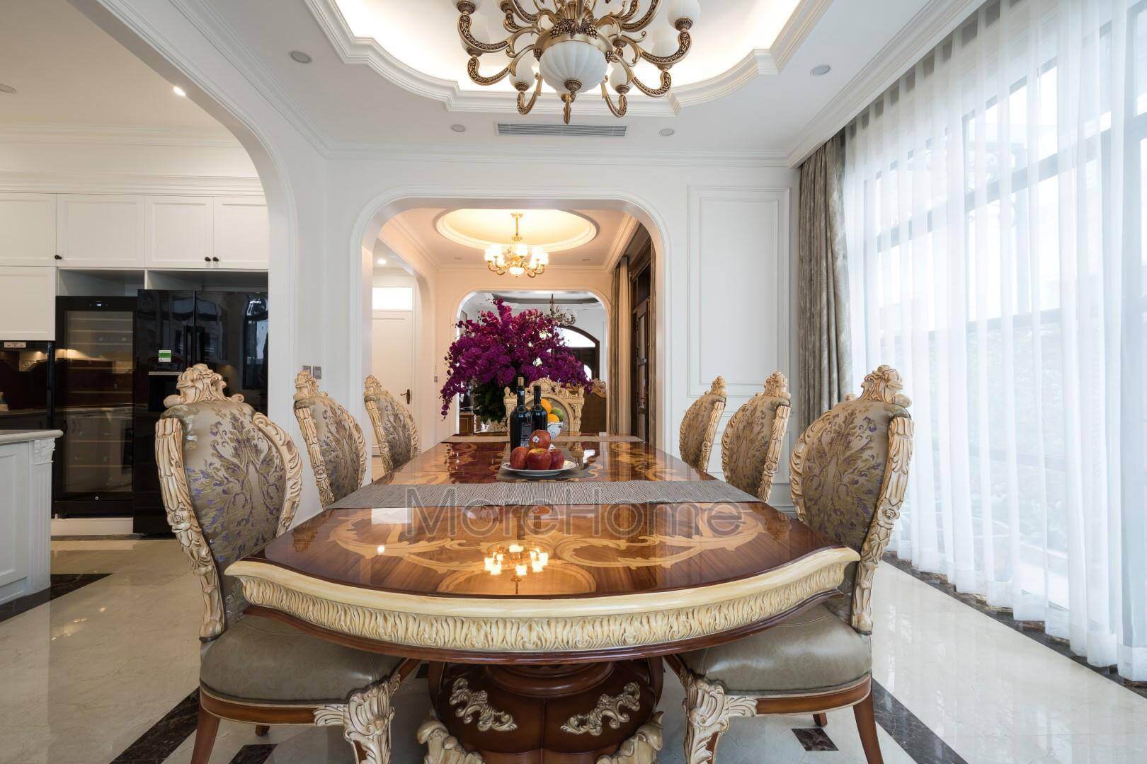 Bộ bàn ăn do Morehome thiết kế không có quá nhiều đường nét nhưng chỉ với những đường cong nhẹ nhàng cũng đã đủ thổi chất tân cổ điển vào căn nhà Mẫu nội thất biệt thự đẹp