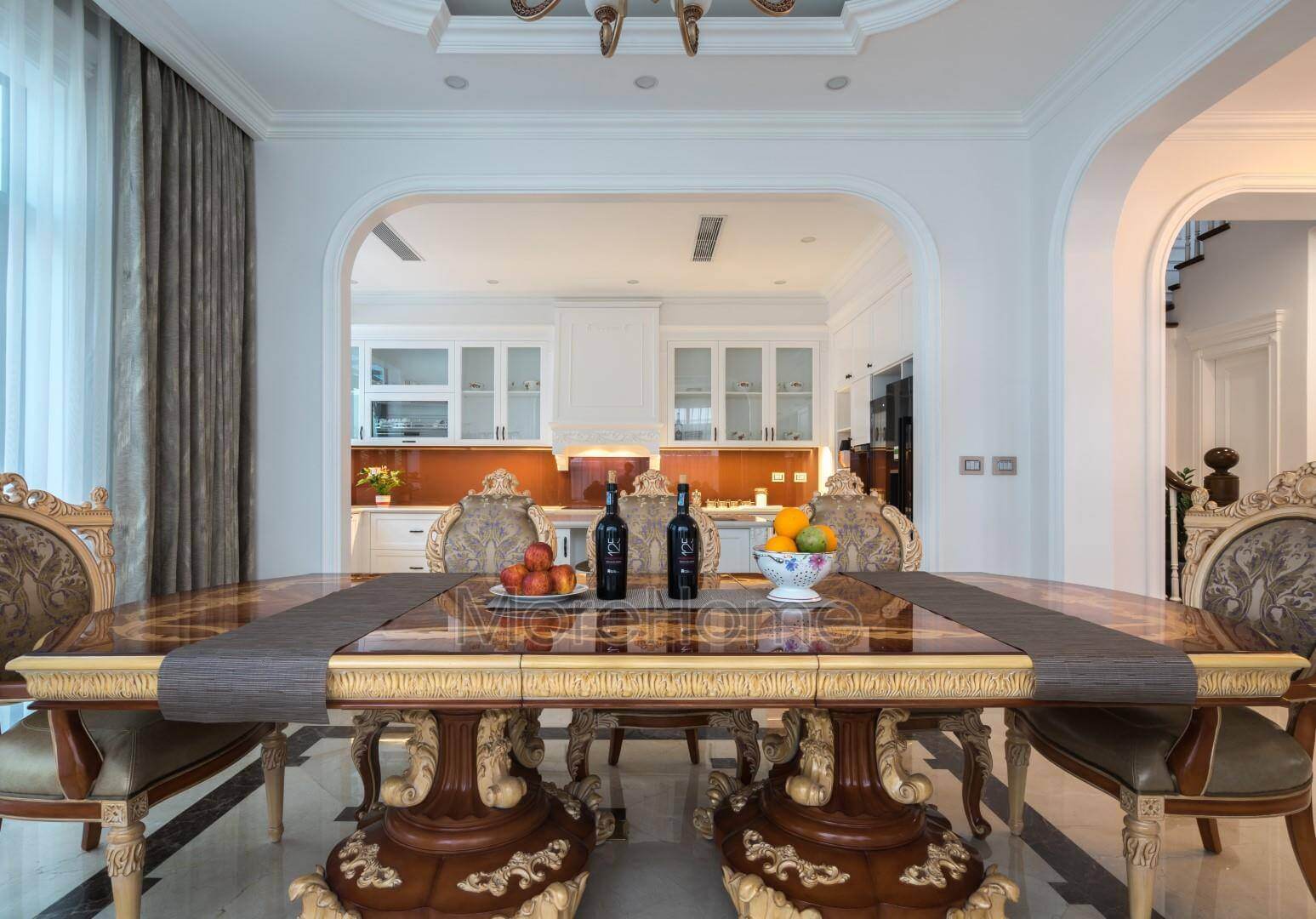 Nội thất phòng ăn trong căn biệt thự Hải Phòng được thiết kế với gam màu vàng chủ đạo, được tô điểm bởi những chiếc ghế màu nâu tạo sự hài hòa Mẫu nội thất biệt thự đẹp