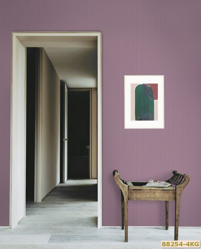 Màu tím là màu biểu tượng của sự thủy chung nên khi trang trí ngôi nhà bạn bằng giấy dán tường màu tím sẽ giúp tạo ra một không gian lãng mạn thủy chung.