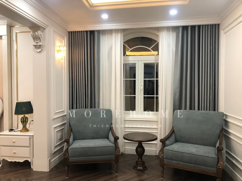 , đọc sách
Thi công một chiếc sofa đơn khung gỗ óc chó bọc nỉ tân cổ điển để tạo ra một không gian thoải mái, vững chắc và tiện lợi cho gia chủ sử dụng, bao gồm các hoạt động như thư giãn, trò chuyện, đọc sách.